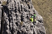 40 Maxi zoom su alpinisti in arrampicata dalla Baita Nembrini